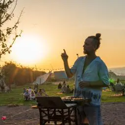 ריזורט של חופש באכזיב: המהפכה של "החוף של מוש" והמסעדה התאילנדית החדשה.